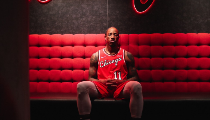 Regata city Nike da 75ª temporada dos Chicago Bulls. A peça apresenta um design inspirado nas primeiras temporadas da franquia, com detalhes como as quatro estrelas da bandeira de Chicago e a faixa preta listrada